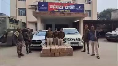 टेटिया बम्बर: महिमाचक गांव में गंगटा पुलिस की बड़ी कार्रवाई, 672 बोतल अंग्रेजी शराब के साथ एक धंधेबाज गिरफ्तार, दो वाहन जब्त