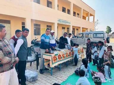 अरथूना: कड़दा स्कूल में शिक्षा अधिकारियों के आतिथ्य में अध्ययनरत विद्यार्थियों को स्वेटर वितरित किए गए