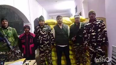 मिहींपुरवा: लौकाही में एसएसबी ने तस्करी करने वाले एक व्यक्ति को किया गिरफ्तार, 30 बोरी खाद और एक महिंद्रा मार्शल गाड़ी ज़ब्त की