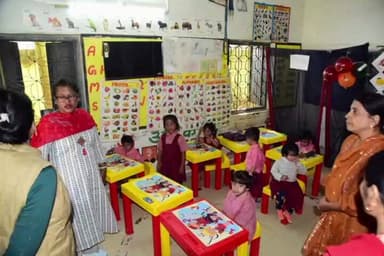 फरसगांव: कलेक्टर ने बोरगांव में आंगनबाड़ी केंद्र का किया निरीक्षण