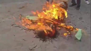 चान्हो: हिजाब खींचने की घटना से आक्रोश, मांडर में लोगों ने नीतीश कुमार का पुतला फूंका