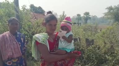 గోవిందరావుపేట: చిట్యాల లో 10 నెలల పాపతో వచ్చి ఓటు వేసిన మహిళ