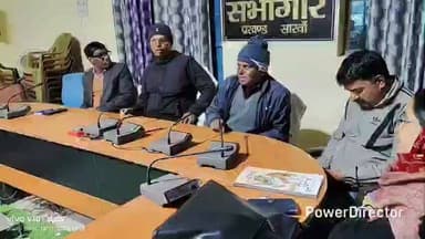 सारवां: डिजिटल क्रॉप सर्वे को लेकर सारवां प्रखंड सभागार में बीडीओ ने अधिकारी व कृषक मित्रों के साथ की बैठक