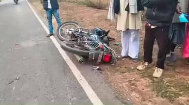 नौगढ़: देवरा माइनर के समीप अनियंत्रित होकर बाइक की खड़ी बाइक से हुई टक्कर, युवक गंभीर रूप से घायल, किया गया रेफर