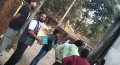 सरिया: बकाया बिजली बिल भुगतान न होने पर सरिया के चंद्रमानी, नेता जी पार्क और बागोडीह चौक के उपभोक्ताओं के कनेक्शन काटे गए