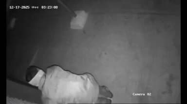 குமாரபாளையம்: வட்டமலை பகுதியில் அடுத்தடுத்து பூட்டியிருந்த கடைகளில் சட்டரை உடைத்து மர்மநபர் திருடும் சிசிடிவி காட்சி வெளியாகி பெரும் பரபரப்பை ஏற்படுத்தியுள்ளது