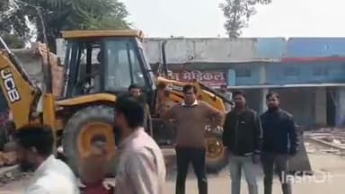 तुरकौलिया: शंकर सरैया चौक पर प्रशासन ने अतिक्रमणकारियों पर चलाया बुलडोजर