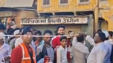 सीकर: ईदगाह चौराहे से बुच्यानी तक अतिक्रमण हटाने के लिए नगर परिषद की टीम ने लगाए निशान