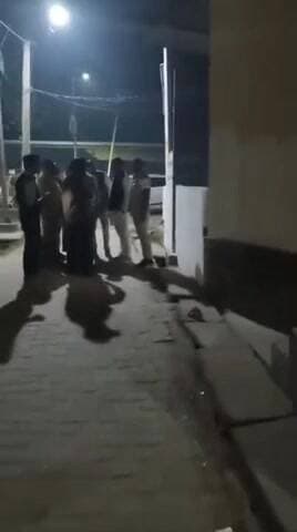 महोली: महोली में अंडा बेचने वाले युवक ने पुलिस पर लगाया मारपीट का आरोप, वीडियो भी हुआ वायरल