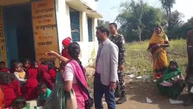चिनिया: डीसी दिनेश कुमार यादव का चिनिया में औचक निरीक्षण, स्कूल, आंगनबाड़ी से प्रखंड कार्यालय तक हड़कंप