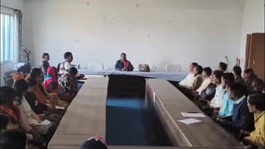 कुकड़ू: कुकड़ू में बीडीओ ने पीडीएस डीलरों के साथ की समीक्षा बैठक