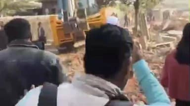 कांके: रिम्स में अतिक्रमण हटाओ अभियान के दौरान बुलडोजर के सामने बैठीं आदिवासी नेत्री निशा भगत