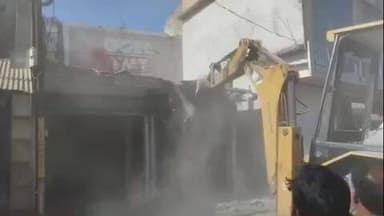 बरेली: कोर्ट के आदेश पर चला बुलडोजर, बरेली टॉकीज चौराहे पर 40 साल पुराना कब्जा ध्वस्त