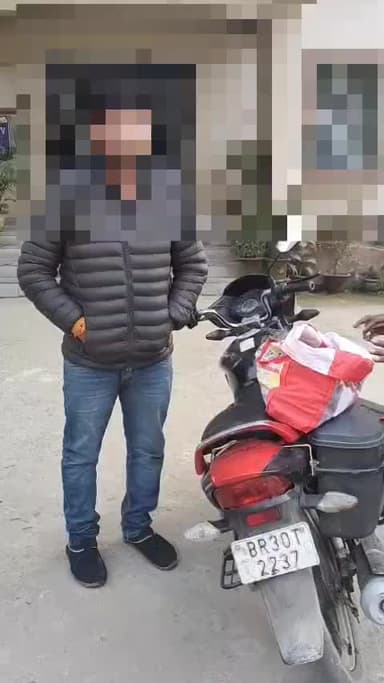 परिहार: बेला थाना गेट पर बाइक और 18 लीटर शराब के साथ दो लोग गिरफ्तार