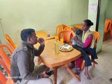 मोतिहारी: मोतीहारी नगर थाना अध्यक्ष ने ब्लड कैंसर से पीड़ित नेपाली महिला की की मदद