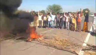 आसीन्द: भेरू खेड़ा वार्ड वासियों ने भीम गुलाबपुरा नेशनल हाईवे 148 डी मार्ग पर एकत्रित होकर किया प्रदर्शन #jansamasya