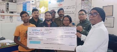 कोलेबिरा: लचरागढ़: बैंक ऑफ इंडिया शाखा ने जीवन ज्योति बीमा योजना में ₹2 लाख का चेक सौंपा