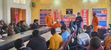 भवनाथपुर: भवनाथपुर प्रखंड कार्यालय में राष्ट्रीय आपदा मोचन बल द्वारा जनप्रतिनिधियों को दिया गया प्रशिक्षण