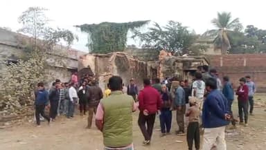 एगारकुंड: चिरकुंडा में खंडहर भवन तोड़ते समय मलवे में दबने से एक मजदूर की मौत, एक घायल
