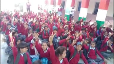 टाटगढ़: दपट्टा विद्यालय में ठंड से बचाव की मिसाल, स्टाफ ने निजी खर्च से कक्षा 1 से 8 तक के सभी छात्र-छात्राओं को बांटे स्वेटर