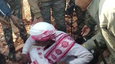 कांके: रिम्स की जमीन से अतिक्रमण हटाने के दौरान आदिवासी नेत्री और पुलिस के बीच हुई नोंक-झोंक