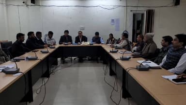 हलसी: हलसी प्रखंड मुख्यालय में अनुमंडल पदाधिकारी की अध्यक्षता में मासिक समीक्षा बैठक आयोजित