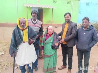 कसमार: सोखाडीह में जिला परिषद सदस्य अमरदीप महाराज ने बुजुर्गों के बीच कंबल वितरित किए