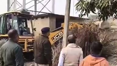 पताही: पताही प्रखंड क्षेत्र के सरैया गोपाल पंचायत अंतर्गत महमदी गांव में प्रशासन का बुलडोजर चला, 07 मकानों को किया गया ध्वस्त