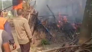 धमदाहा: चपहरी गांव में दिनदहाड़े लगी भीषण आग, एक परिवार का आशियाना जलकर हुआ राख