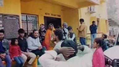 पकड़ी दयाल: नगर पंचायत में सफाई कर्मियों ने वेतन भुगतान में देरी और ठंड से बचाव के संसाधन न मिलने पर किया विरोध प्रदर्शन