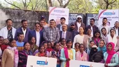 मांडर: मांडर प्रखंड मुख्यालय में ट्राई साइकिल और सिलाई मशीन का वितरण