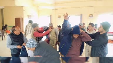 नगड़ी: पुंदाग स्थित श्री कृष्ण प्रणामी सेवा धाम में ऊनी जैकेट का वितरण किया गया