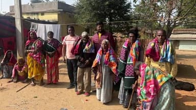 रातू: हेथा गांव में कड़कड़ाती ठंड को देखते हुए वृद्धजनों के बीच कंबल वितरण किया गया