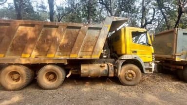 चितरपुर: बोरोबिंग चेक पोस्ट पर बालू लदे दो हाइवा जब्त, तस्करों में हड़कंप