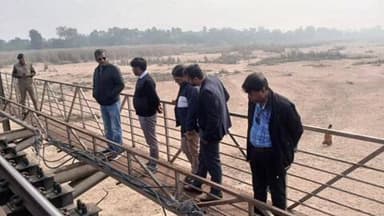 हुसैनाबाद: डीडीयू-गुरारू रेलखंड का डीआरएम ने किया निरीक्षण, स्टेशन विकास और यात्री सुविधाओं पर दिए सख्त निर्देश