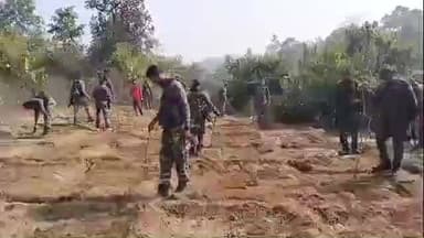 टंडवा: मारंगलोईया गांव में पुलिस और वन विभाग की टीम ने जंगली भूमि पर लगे पोस्ते की खेती को किया नष्ट