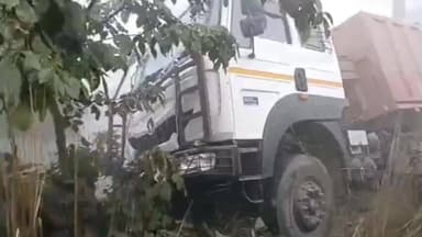 सरैया: सरैया मोतीपुर मार्ग पर बसरा चौक के पास कोहरे के कारण ट्रक पेड़ से टकराया, कोई हताहत नहीं