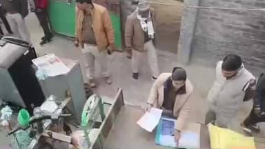 रजौन: कठरंग गांव: दुष्कर्म मामले में फरार आरोपी के घर कुर्की-जब्ती, रजौन पुलिस की कार्रवाई