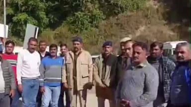 रिवालसर: रिवालसर पुलिस ने टैक्सी और जीप चालकों को साइबर ठगी से सतर्क करने के लिए किया जागरूक, विदेश भेजने के नाम पर ठगी