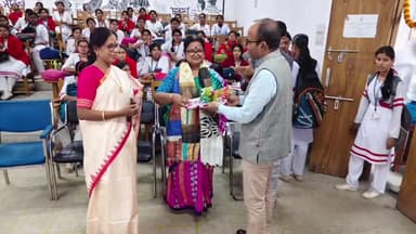 সিঙ্গুর: শিক্ষা ও সৃজনশীলতার মিলনমেলা সিঙ্গুরে
কলা ও বিজ্ঞান প্রদর্শনীতে উপস্থিত বিধায়িকা করবী মান্না