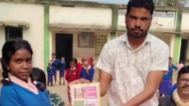 बगोदर: दोंदलो के ढिबरा में मुखिया द्वारा पाठ्य सामग्री का वितरण किया गया