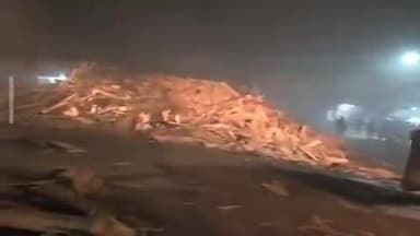 तरबगंज: नवाबगंज के कटी तिराहे पर 22 चक्का ट्रक अनियंत्रित होकर पिकअप पर पलटा, चालक और खलासी घायल