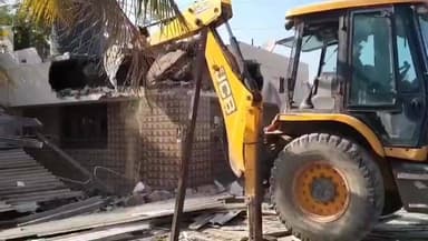 થાનગઢ: મામલતદાર પર હુમલો કરનાર ખનિજ માફિયાના બાંધકામ તોડી પાડ્યું