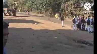 बड़ौद: डग रोड पर झुका बिजली का पोल, रहवासियों में डर, हादसे की आशंका