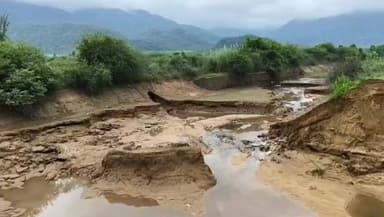 அம்பாசமுத்திரம்: மணிமுத்தாறு 80 அடி கால்வாய் உடைப்பு சரி செய்யும் பணி தீவிரம். மணல் மூடைகளை அடுக்கும் பணி மும்மரம்.