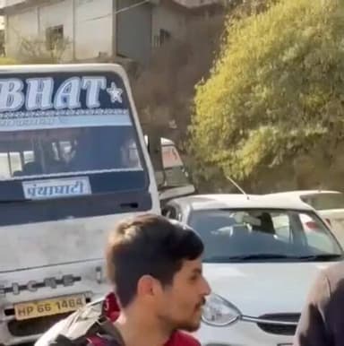 धामी: BCS, शिमला में निजी बस और कार के बीच टक्कर से सड़क पर लगा लंबा जाम