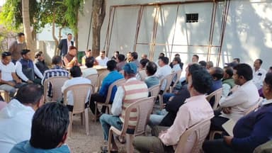 तिरोड़ी: विधायक आवास में विधायक ने सीईओ और कर्मचारियों के साथ की बैठक, समय सीमा में कार्य पूर्ण कराने के दिए निर्देश