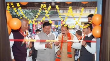 चरखारी: नगर विकास राज्य मंत्री राकेश राठौर ने चरखारी दौरे के दौरान कार्यकर्ताओं के साथ की बैठक