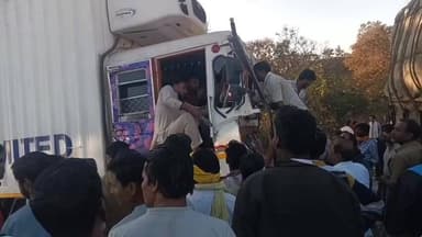 छपारा: नेशनल हाईवे 44 पर खड़े ट्रक से कंटेनर की टक्कर, ड्राइवर को कड़ी मशक्कत के बाद निकाला गया