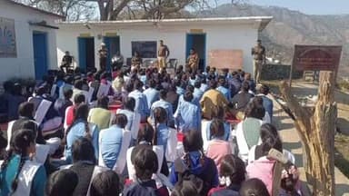 पूर्णागिरि: चौकी चल्थी पुलिस ने GIC खटोली में छात्रों को साइबर, रोड सेफ्टी, महिला अधिकारों, 112, 1930 की जानकारी दी